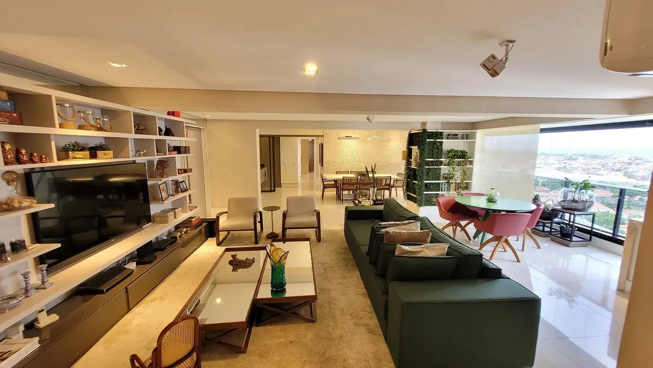Belíssimo apartamento com 250m², 5 suítes sendo 1 master com hidro e andar alto em Petrópo