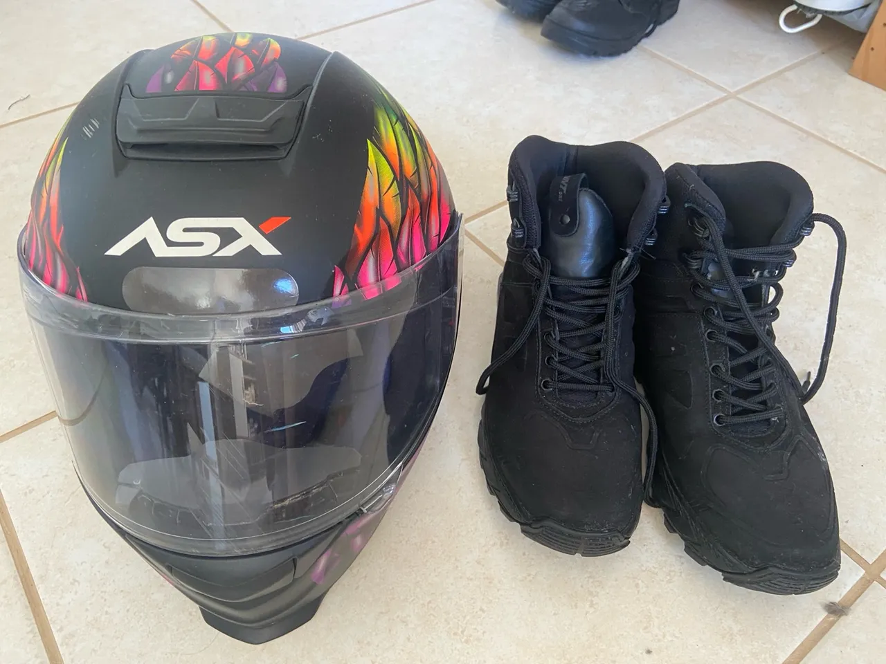 Coturno e capacete ASX