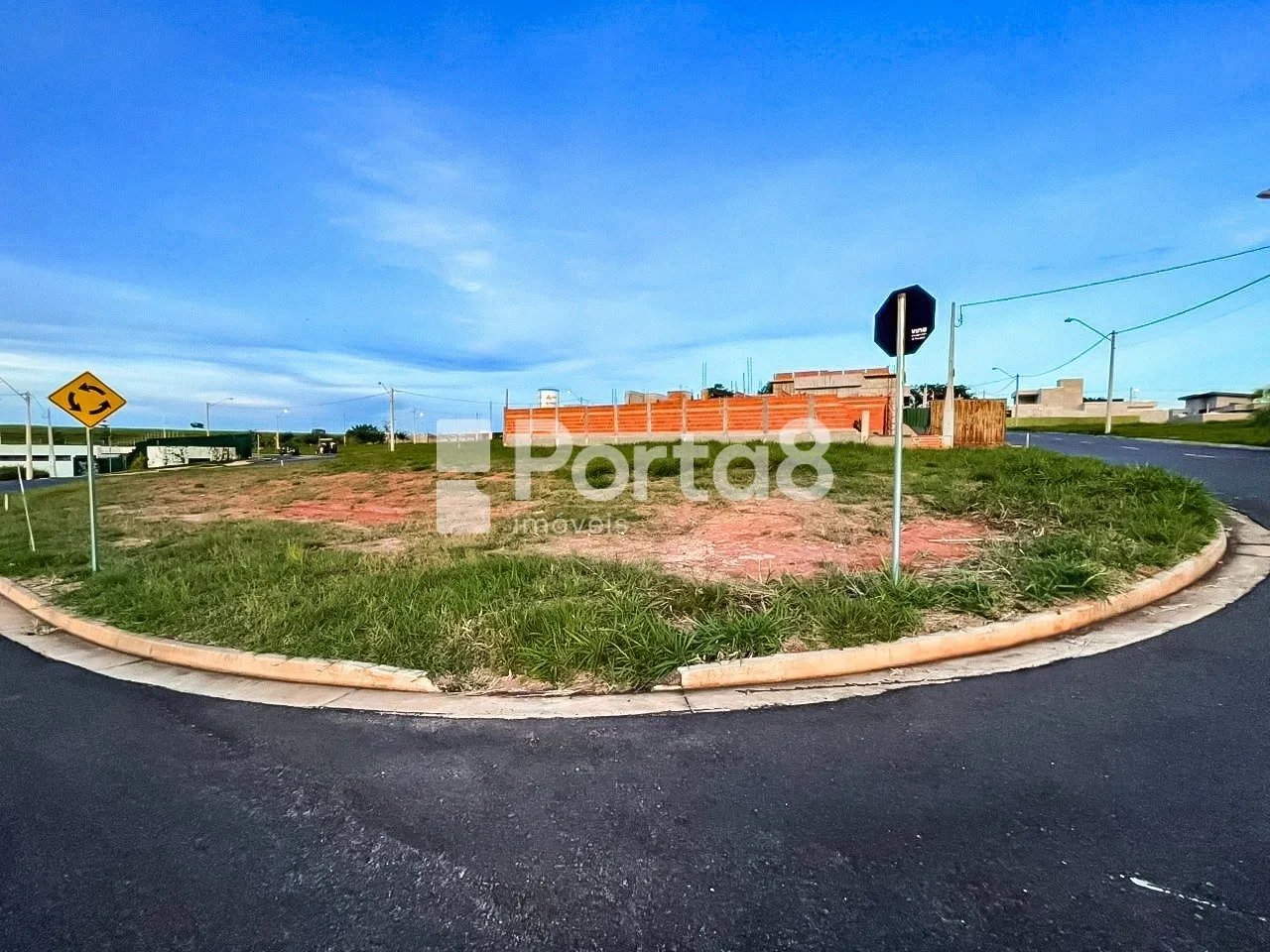 Terreno Exclusivo na Quinta do Lago 2 - Lac Léman: Ampla área de 296m², Regularizado e Pro
