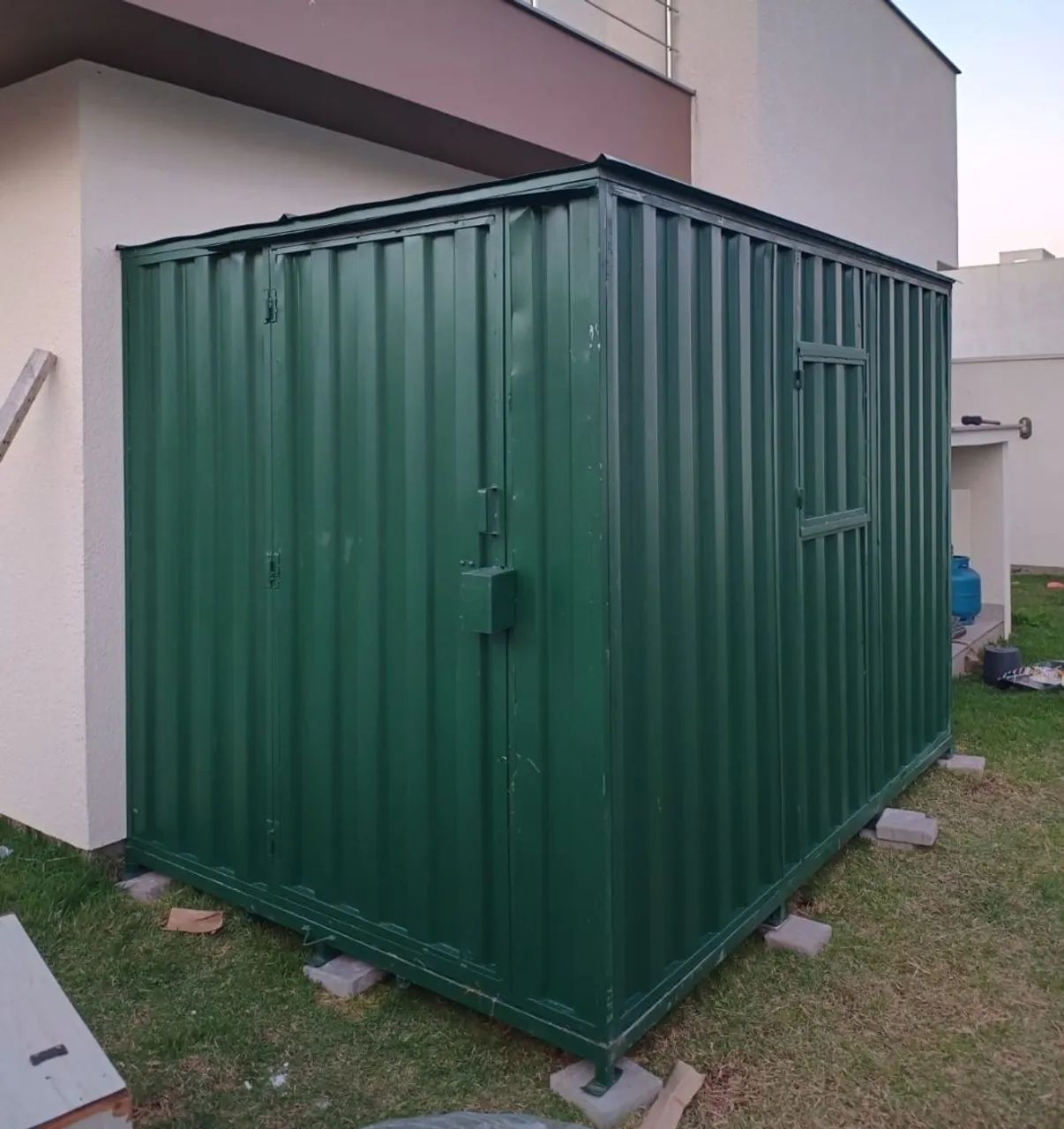 Container para locadores desmontáveis 