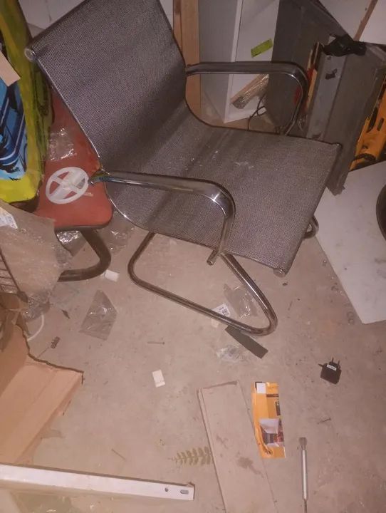 Cadeira de Escritório em Metal e Tela