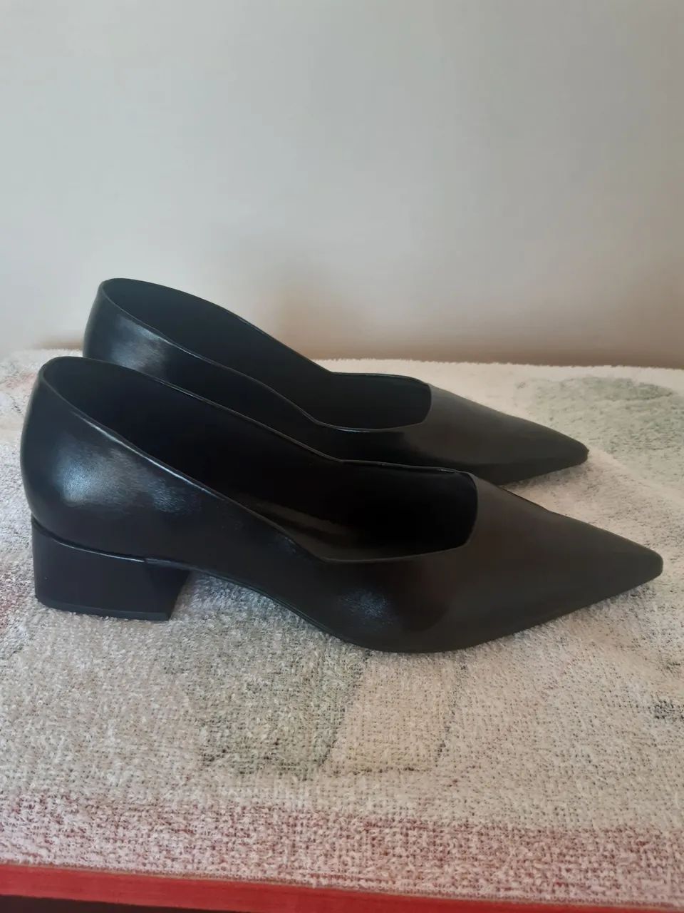 Sapatos de Salto Preto Clássicos - Foto 2