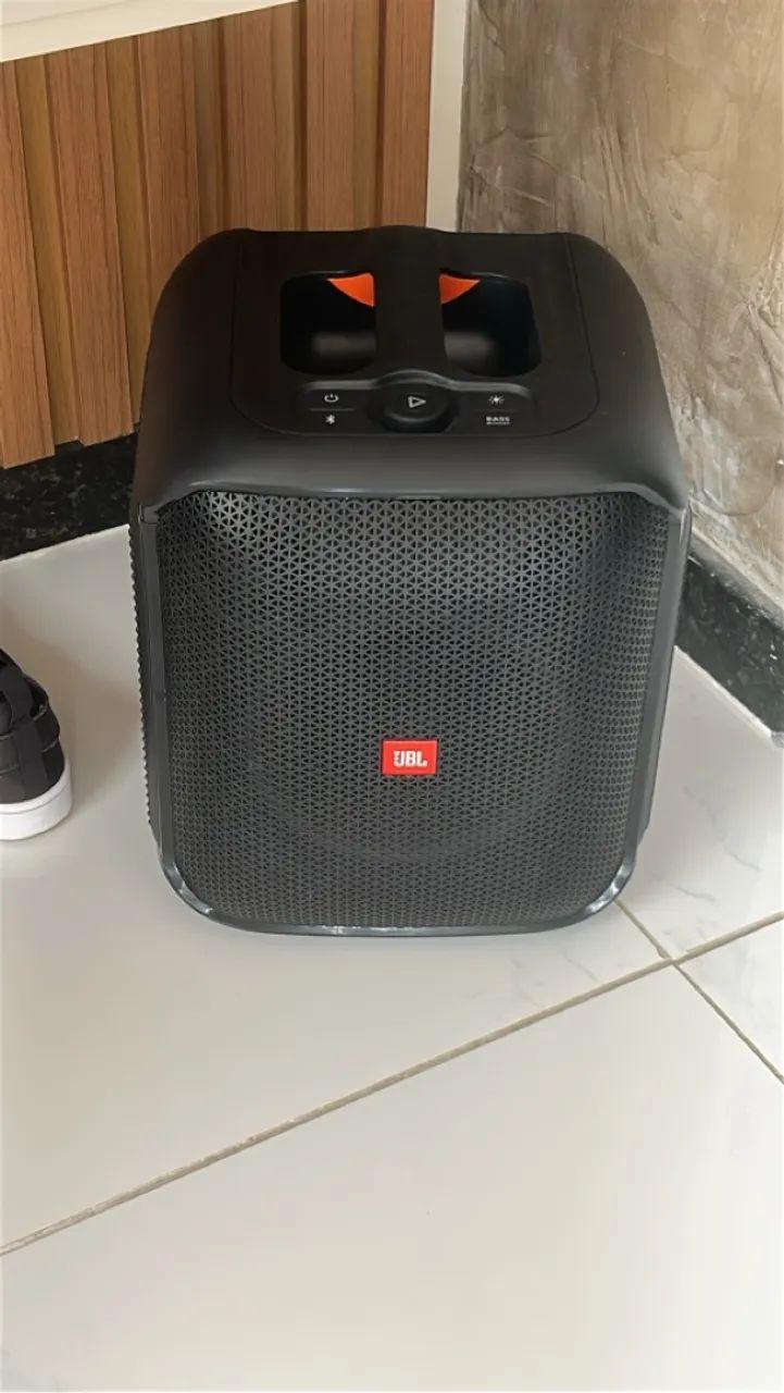 Vende se Caixa de Som JBL Partybox Novíssima.