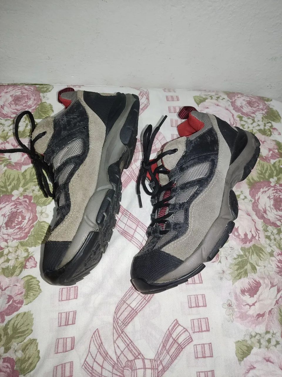 Tênis Timberland cinza e vermelho - Foto 2