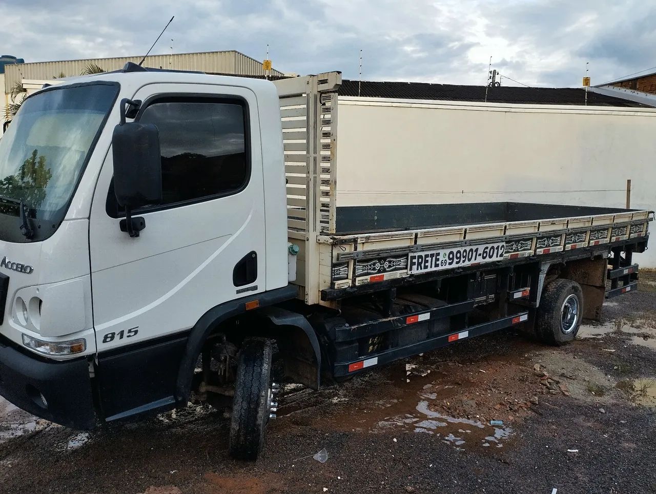 Caminhão Accelo 815