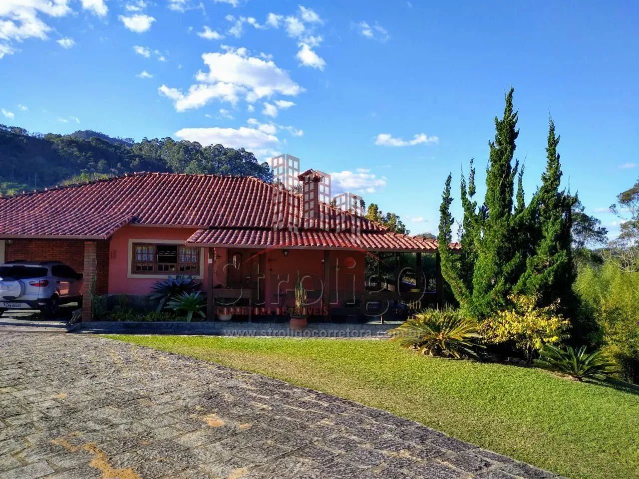 C494 Casa com estilo único, terreno medindo 7.250 m², a 8 km do Centro, Nova Friburgo-RJ