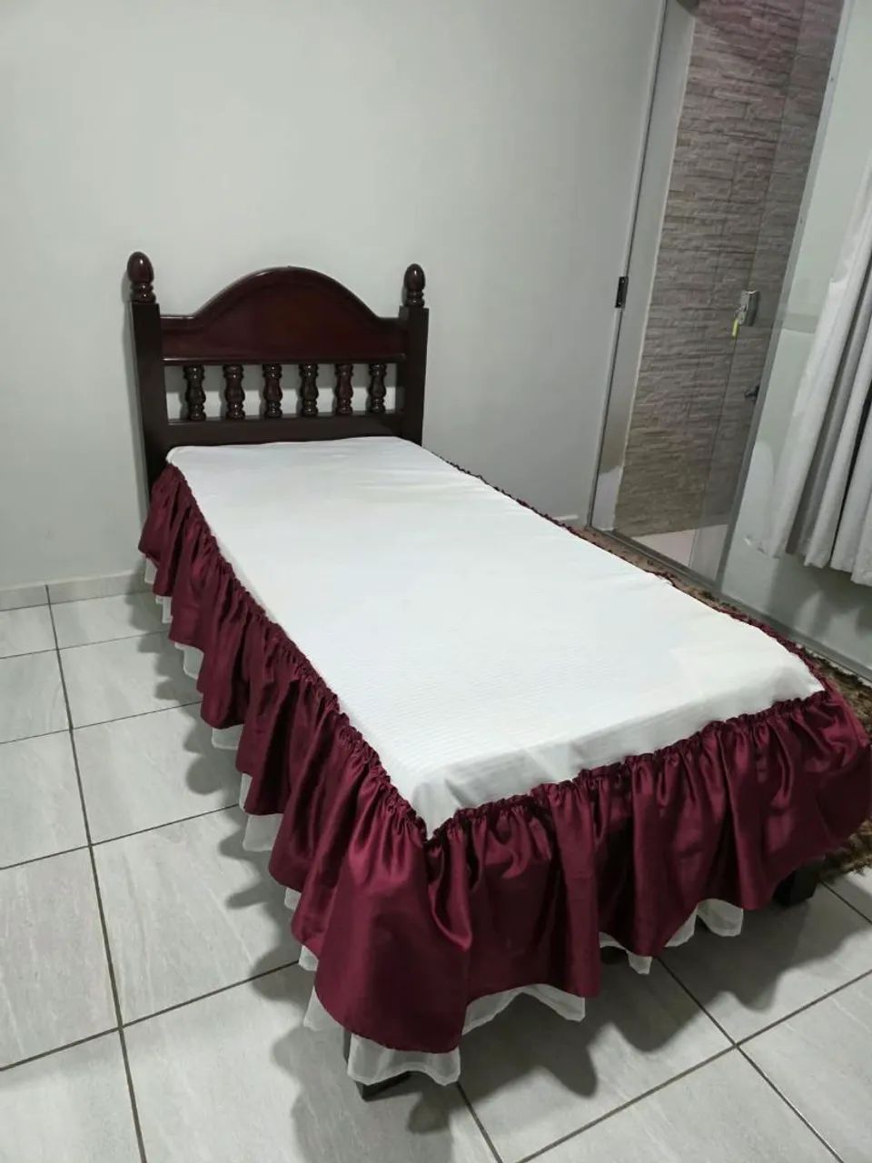 CAMA DE SOLTEIRO EM MADEIRA MACIÇA 