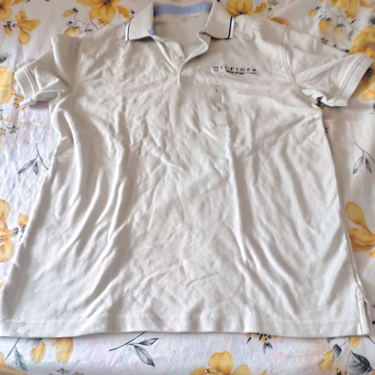 Camisa marca Tommy Hilfiger, nova, original, importada, tamanho Grande, cor creme clara