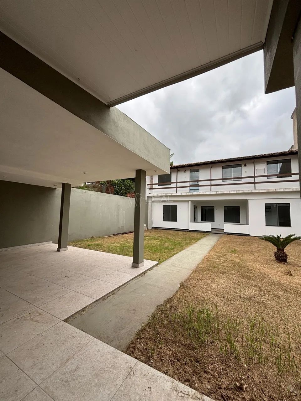 Espaçosa Casa de 5 Quartos com Amplas Comodidades
