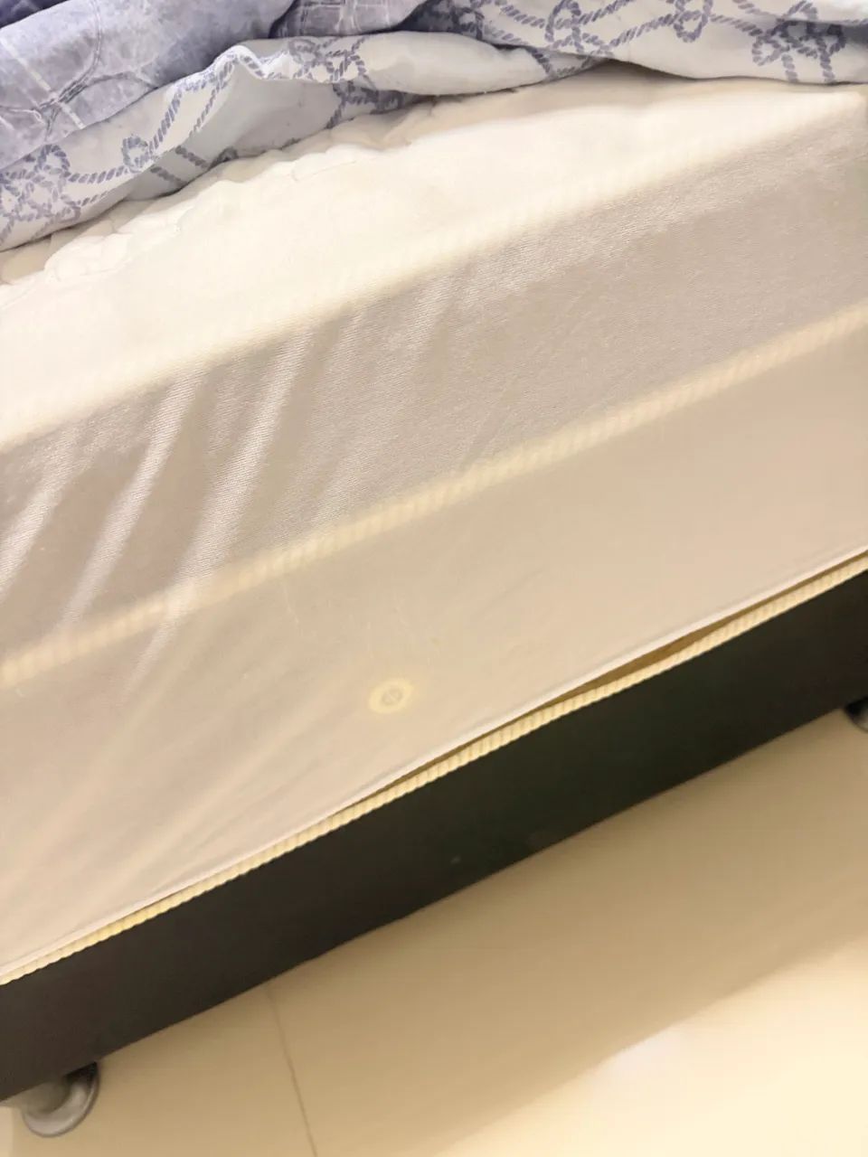 Cama box Queen Ortobom Ouro Spring com Cabeceira em madeira