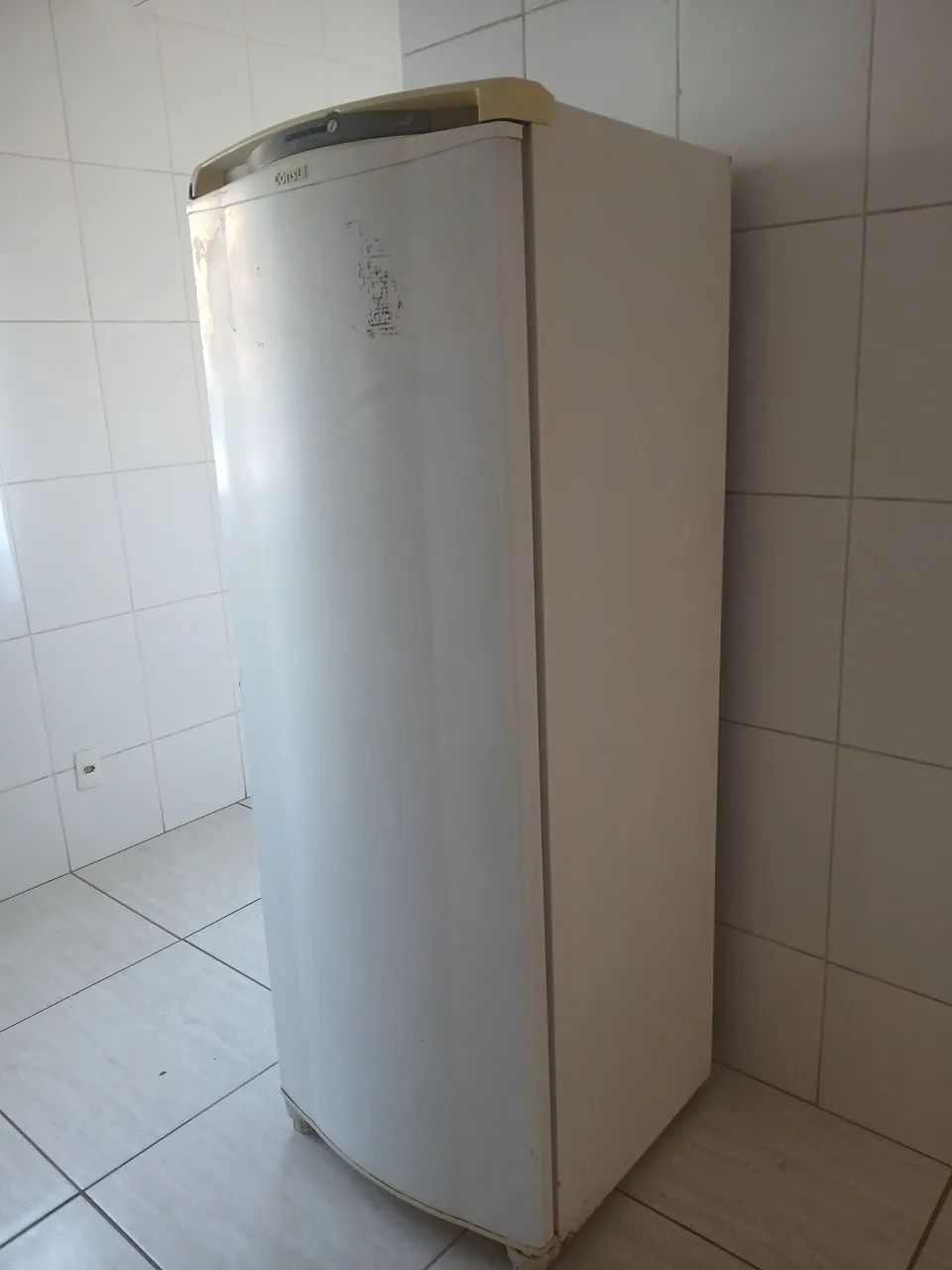 Geladeira, cama e armário 