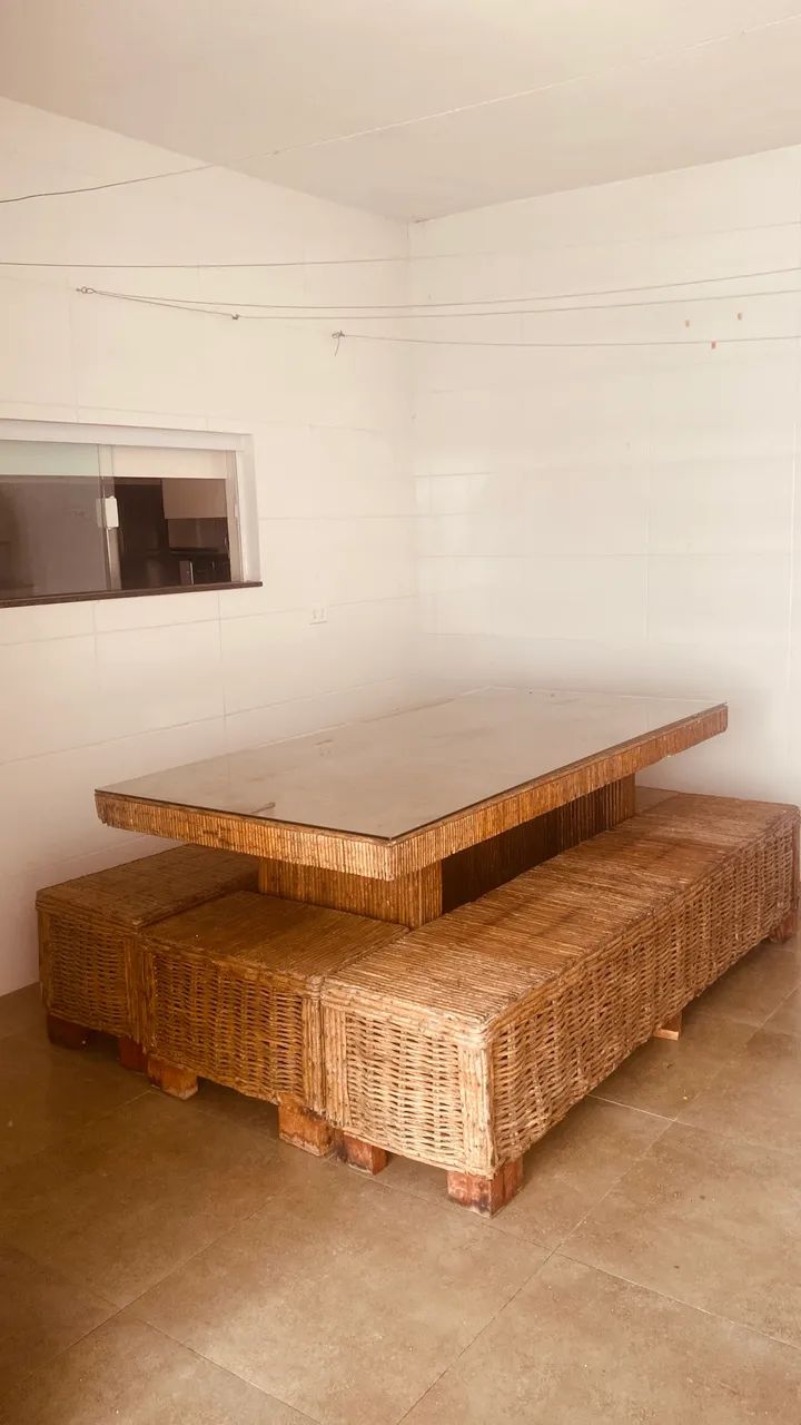 Mesa Jacaúna de cipó com vidro temperado em cima