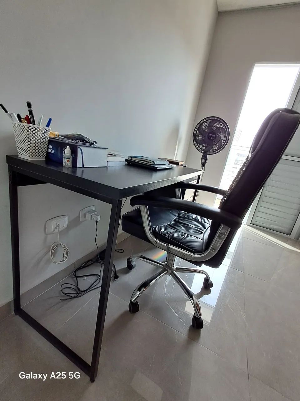 Cadeira giratória com mesa e gaveteiro