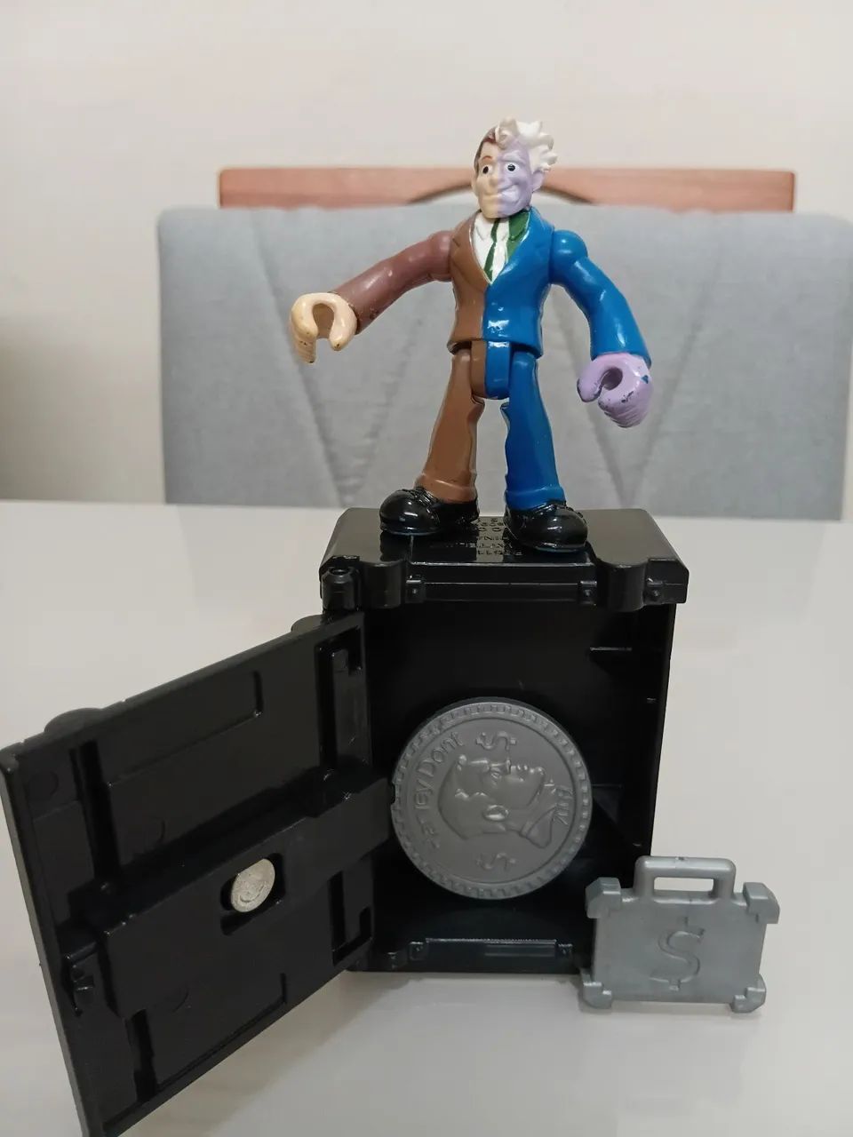 Imaginext DC Super Friends - Boneco duas caras com maleta, moeda e cofre - Foto 3