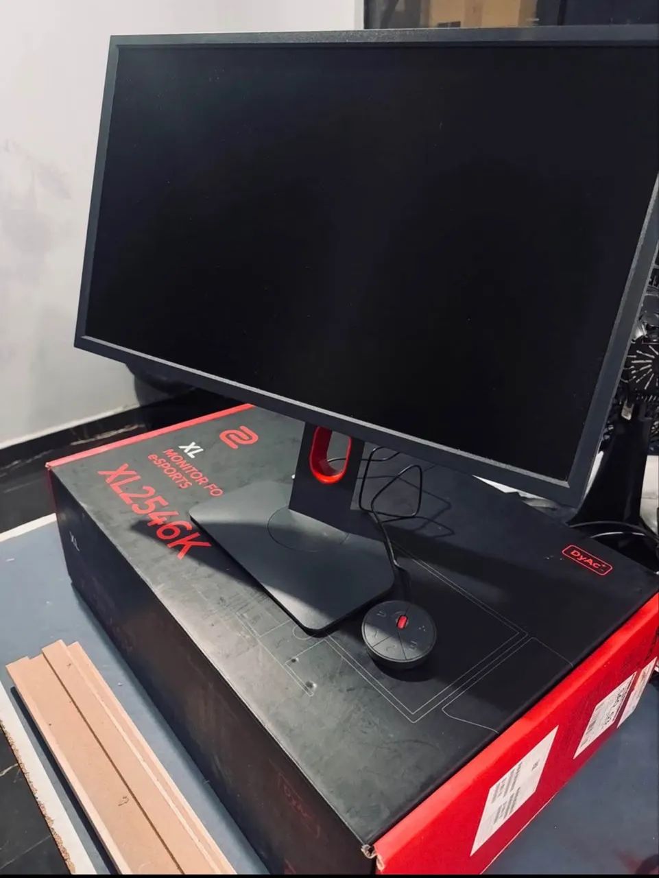 Monitor Benq Zowie 240hz XL2546k COM DEFEITO NA TELA - Monitores
