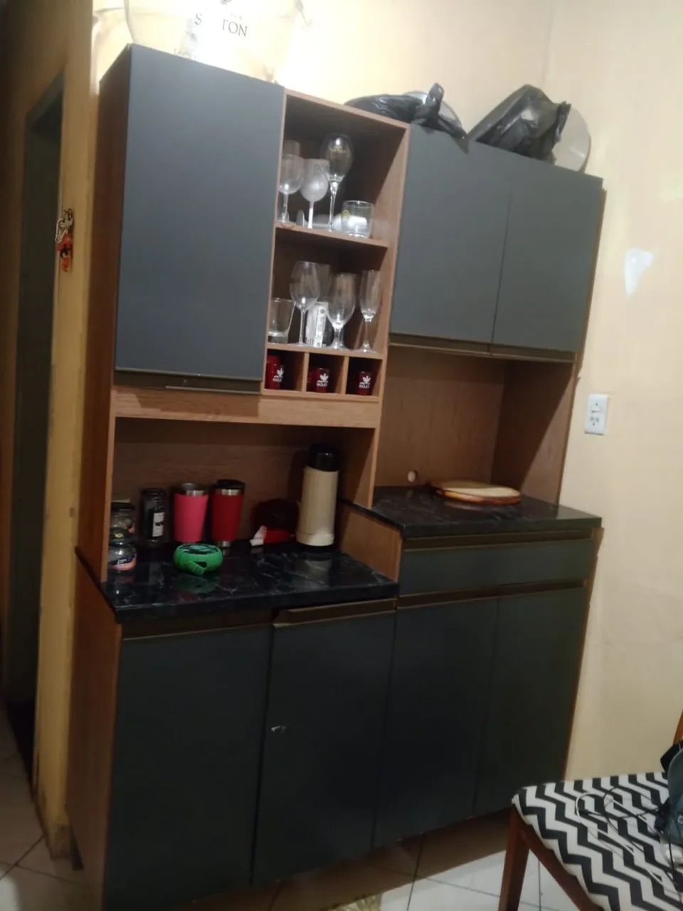 Armário de cozinha e sofa 