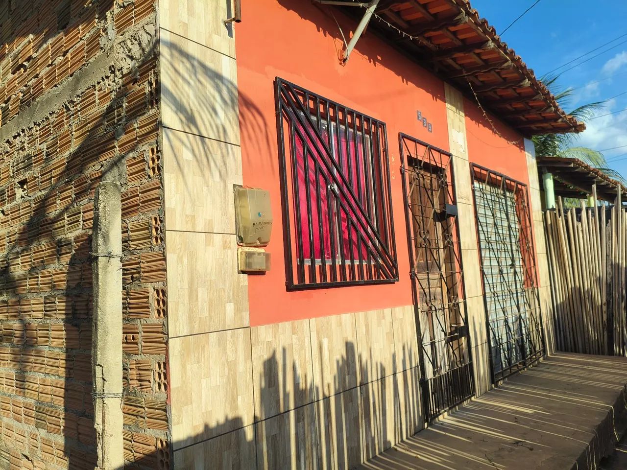Oportunidade! Casa Espaçosa com 3 Quartos, 2 Salas e Cozinha com Balcão