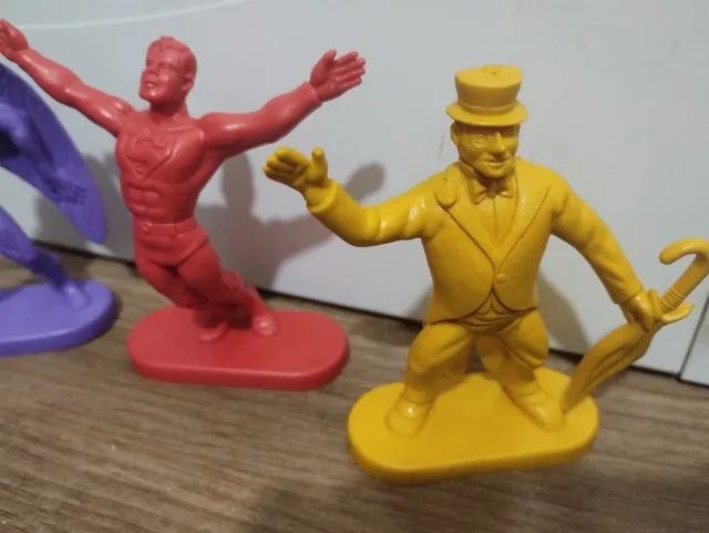 ACTION FIGURES EM LOTE COM 3 , SENDO PINGUIM, ,SUPERMAN E GAVIÃO NEGRO - Foto 3