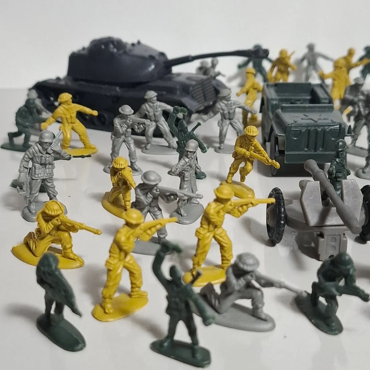 47 soldadinhos de plástico + 4 itens VINTAGE - Foto 3