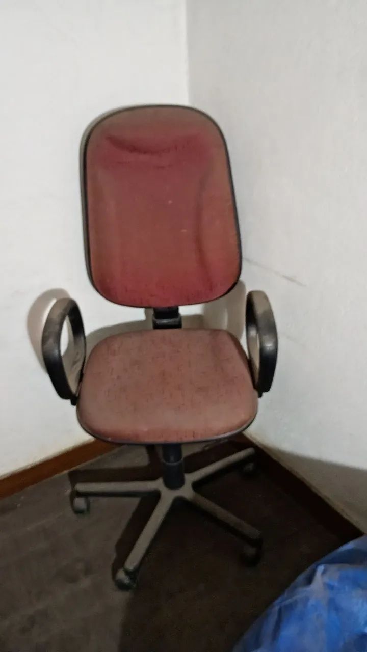 Vendo cadeira e poltrona usada 