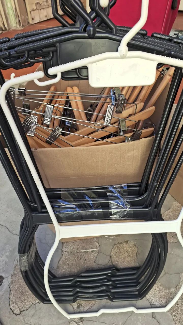 Cabides madeira e plastico, roupa e corpo - Foto 2