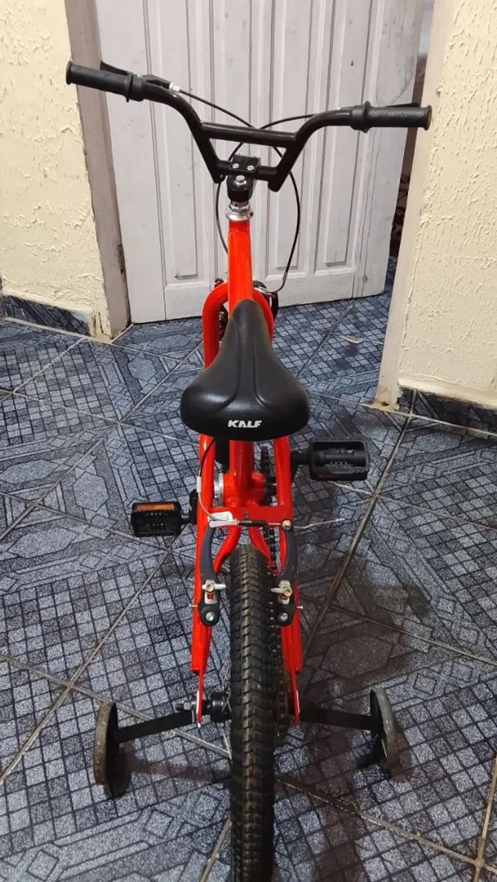 Vendo Bicicleta infantil Semi Nova Com Nota Fiscal - Foto 2