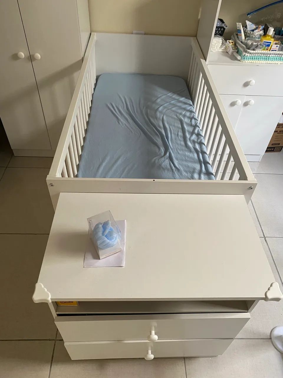 Berço com cômoda pequena e colchão  - Foto 2