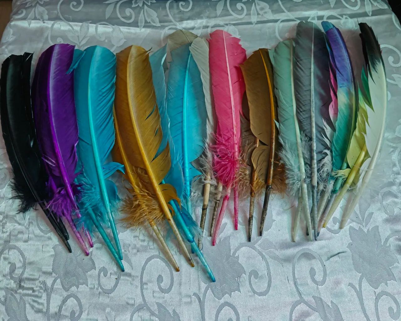 Penas Decorativas Coloridas - Kit com 10 Unidades - Foto 2