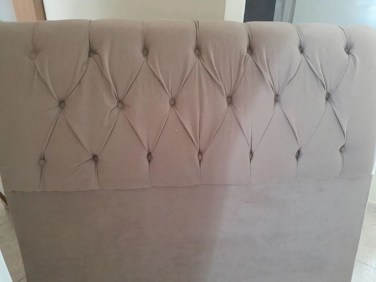 Vendo uma cabeceira de cama cor bege ,seminova conservada ,90,00