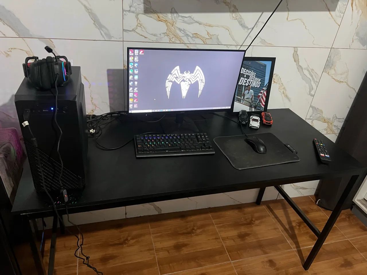 PC GAMER DE ENTRADA +PERIFERICOS + MESA