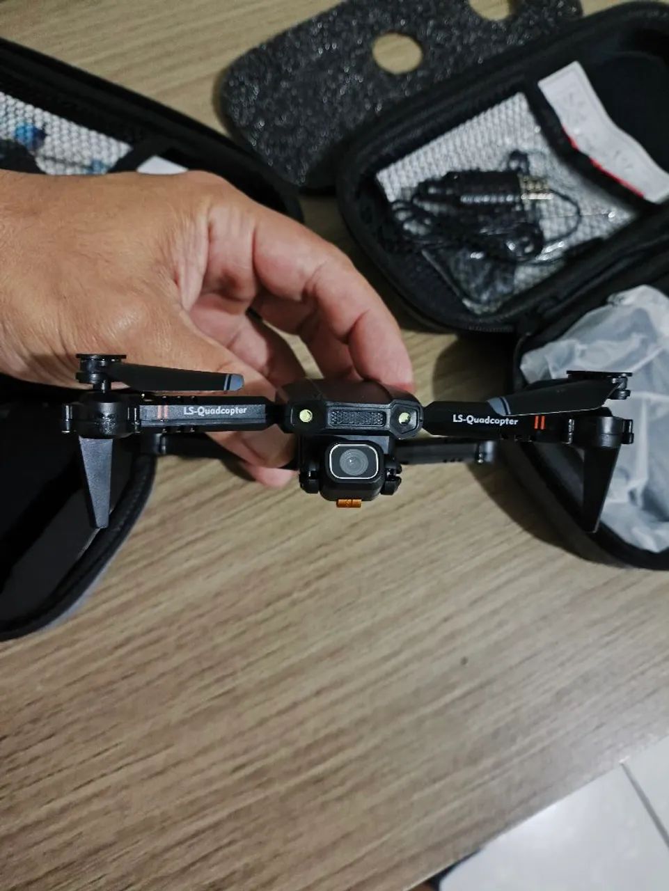 Vendo dois drones com câmeras
