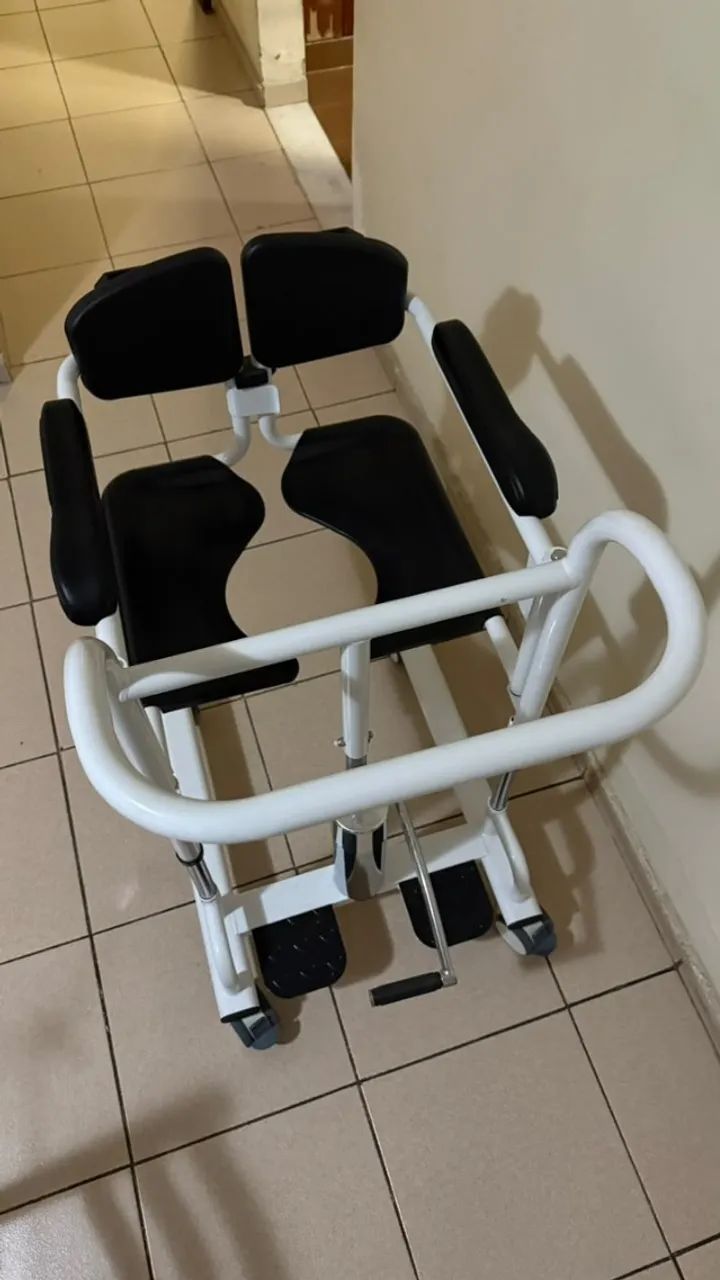  Cadeira de Transferência Higiênica / Elevação Hidráulica / Sanitária / 130kg - Foto 3