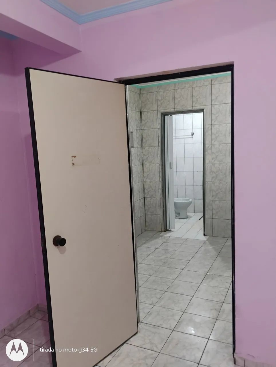 Aluga se uma casa com quarto/ e cozinha/ banheiro/e área/   - Foto 2