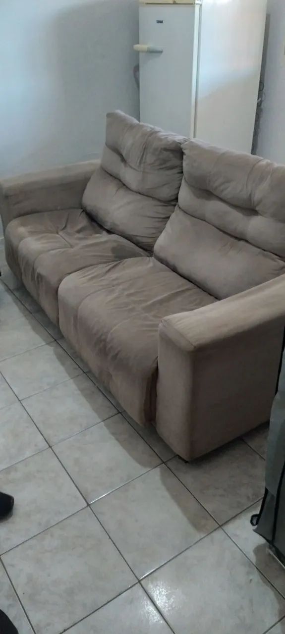 Sofá 3 lugares da pra quebrar o galho pessoal - Foto 2