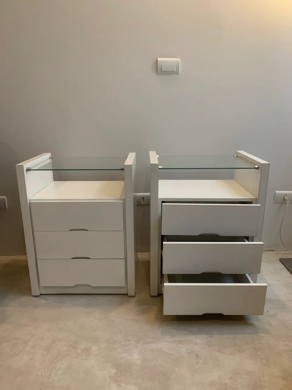 Mesas de cabeceira com 3 gavetas e tampo de vidro - Foto 2