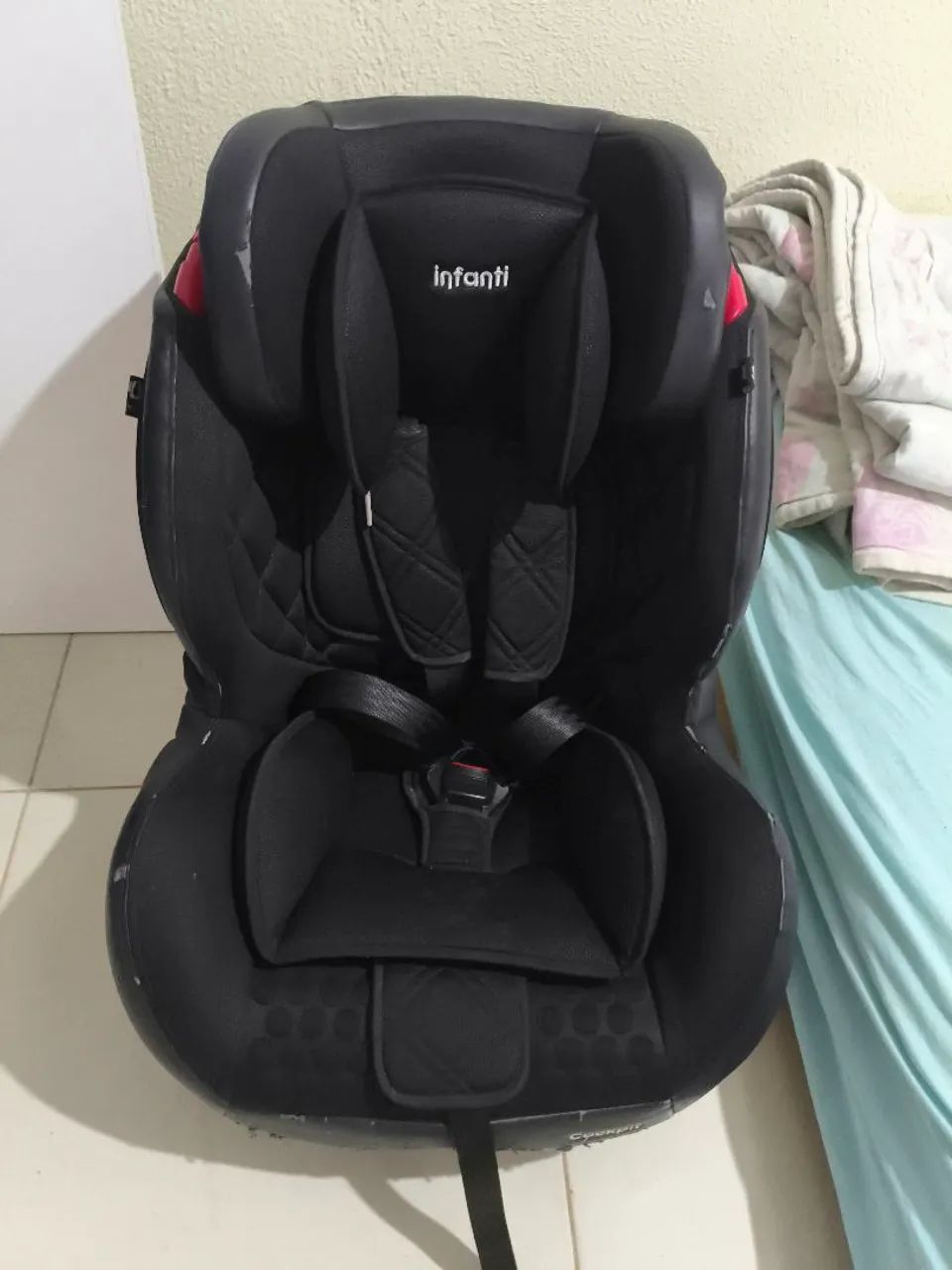 Cadeirinha semi nova e inteira 