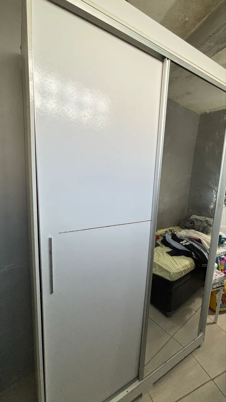 Guarda roupa com espelho