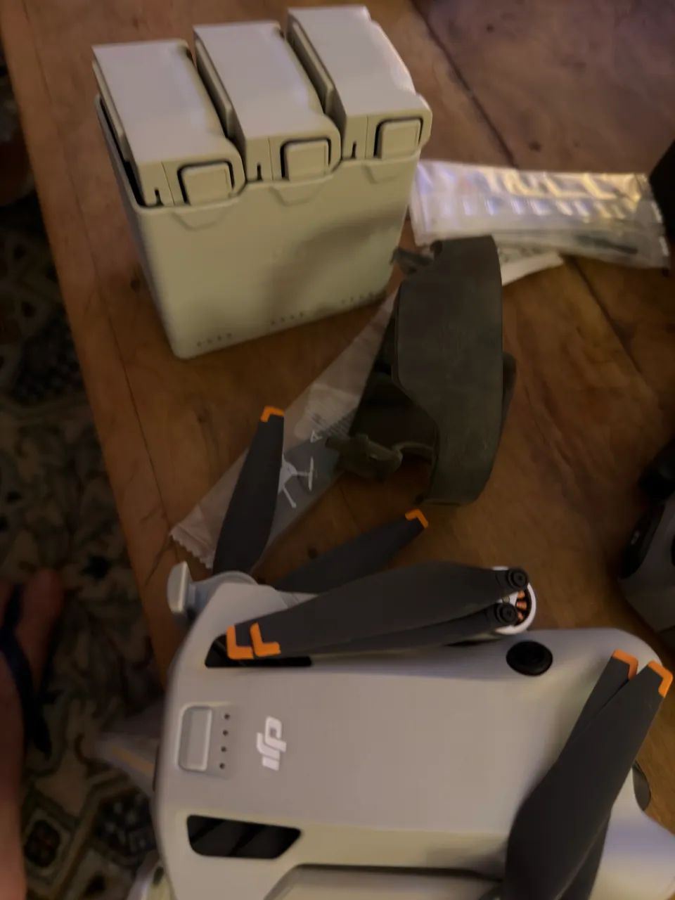 Mini drone Dji 4 com acessórios e tela.