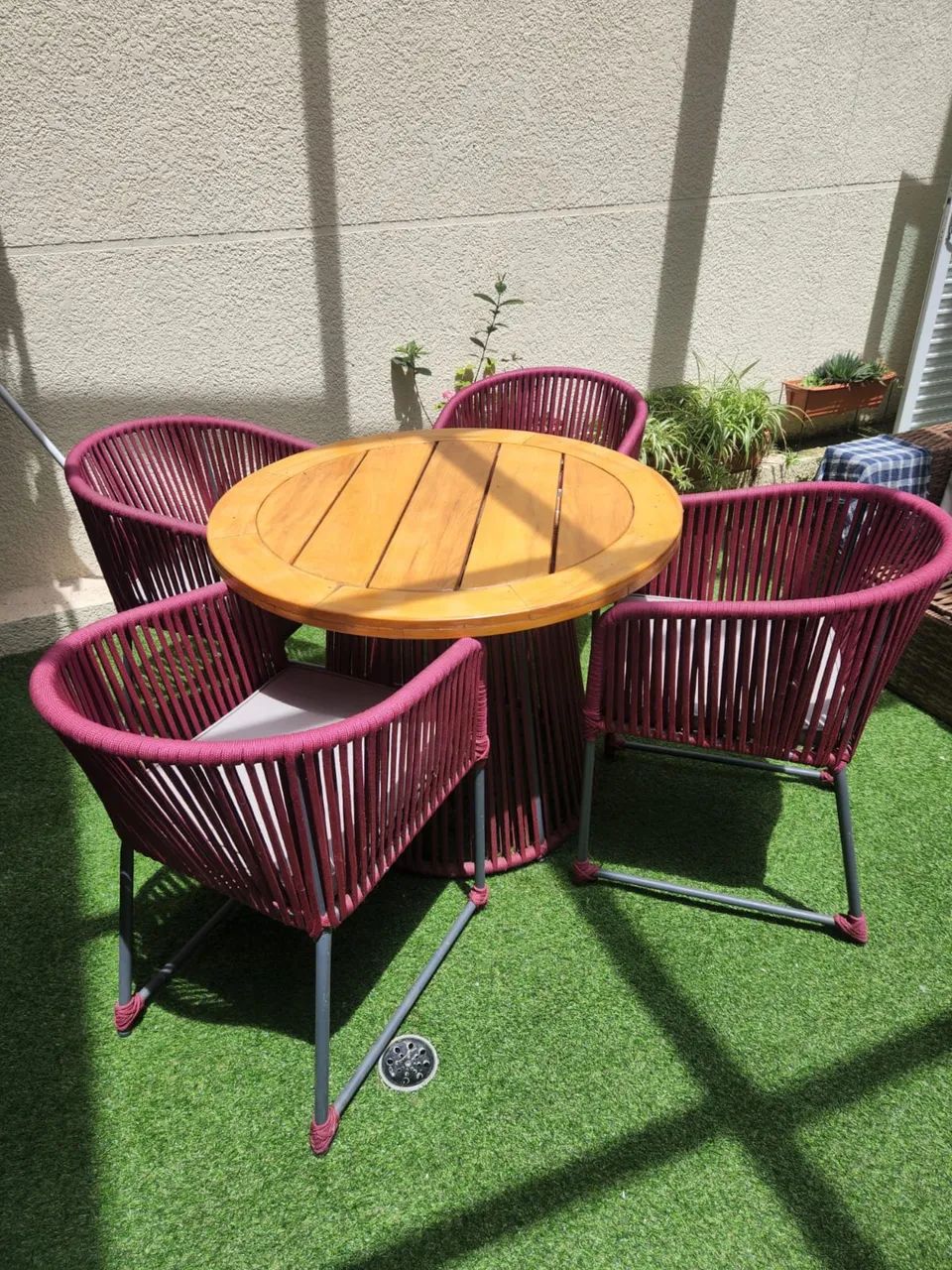 Linda mesa com 4 poltronas novíssima - Foto 2