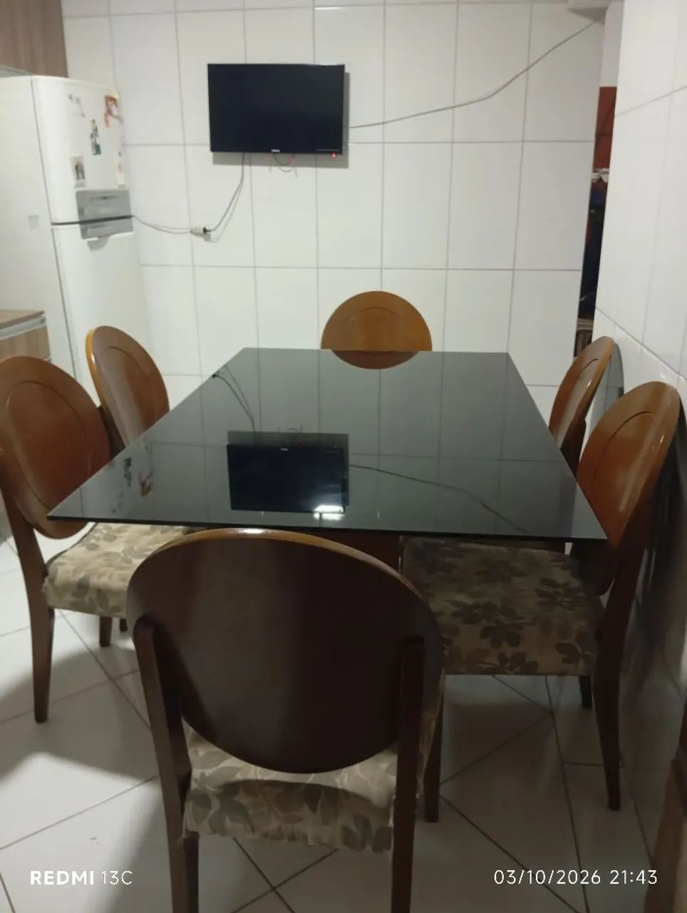Mesa com tampão de vidro com 06 cadeiras - Foto 5
