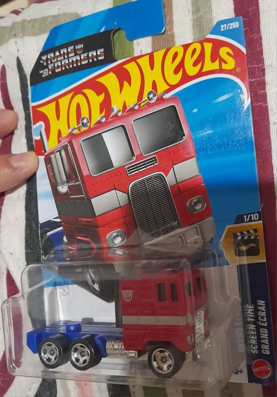 Carrinho HotWheels Optimus Prime