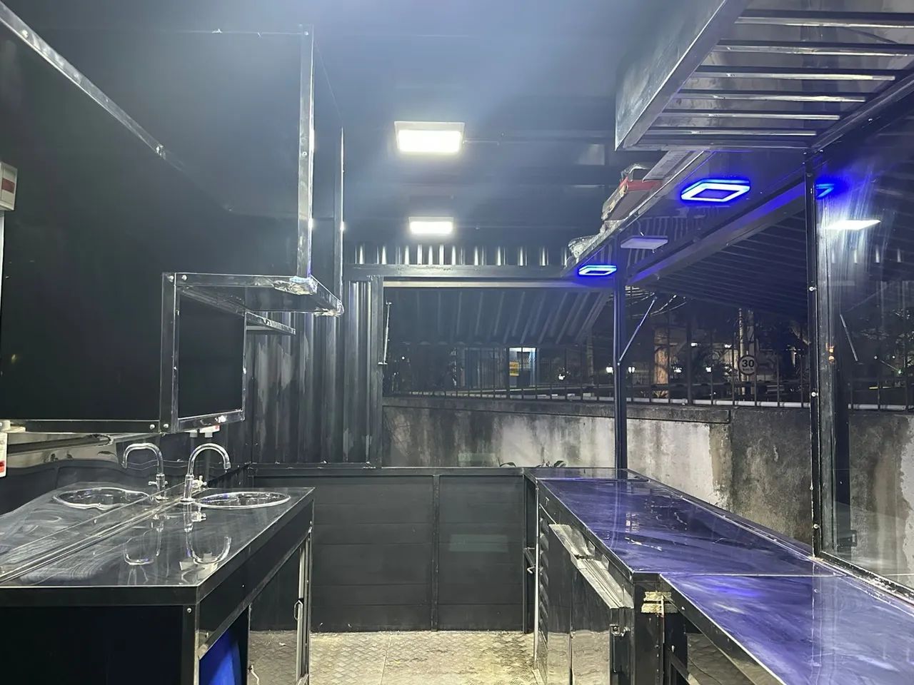 (VENDO OU TROCO) Trailer modelo container com refrigerador de fábrica (aceito proposta).  - Foto 6