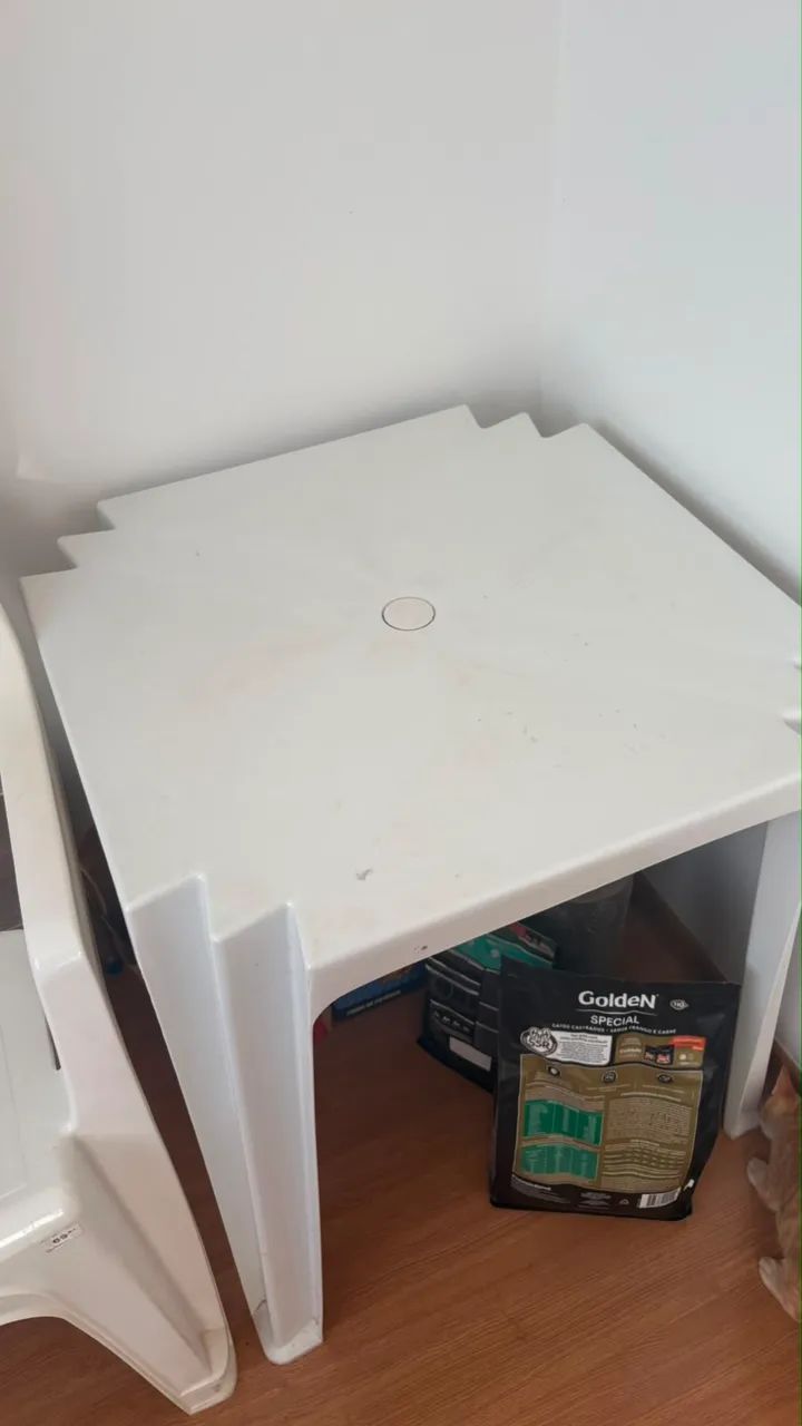 Conjunto 1 mesa e 2 cadeiras de plástico 