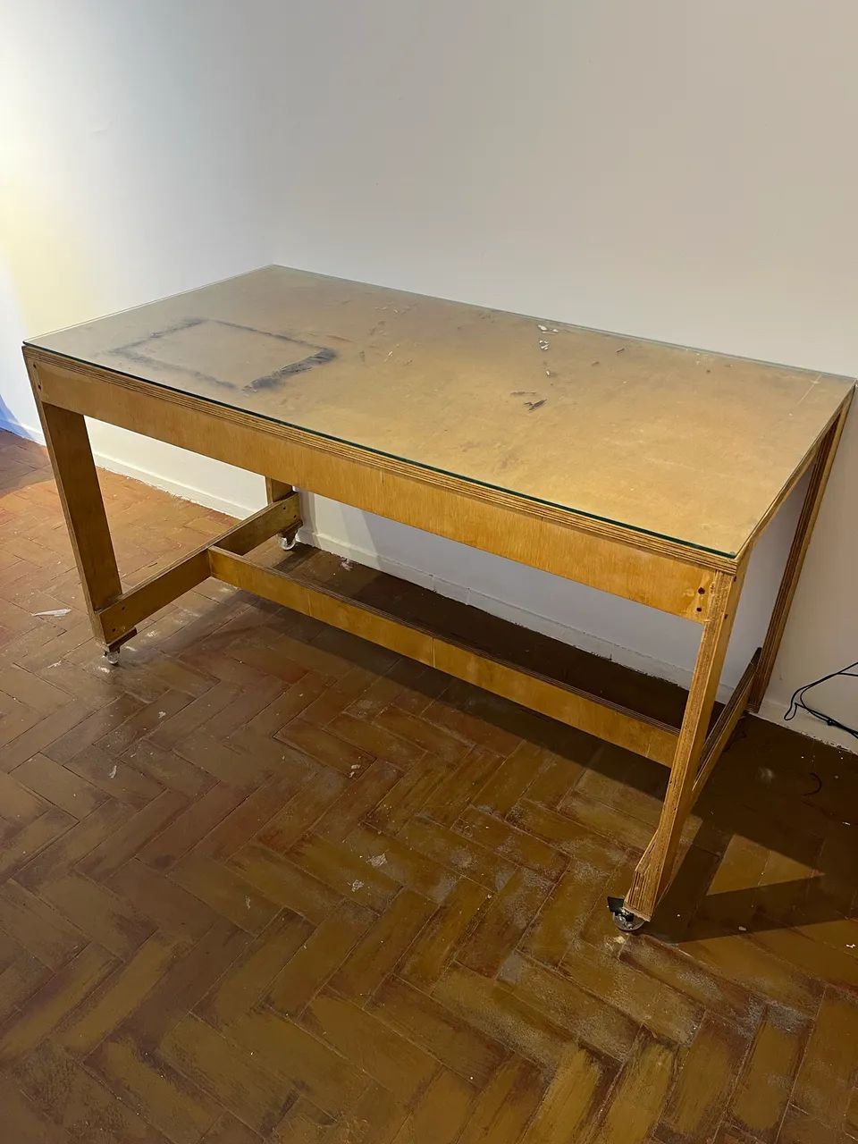 Mesa de compensado cru natural com rodinhas e tampo de vidro - Foto 3