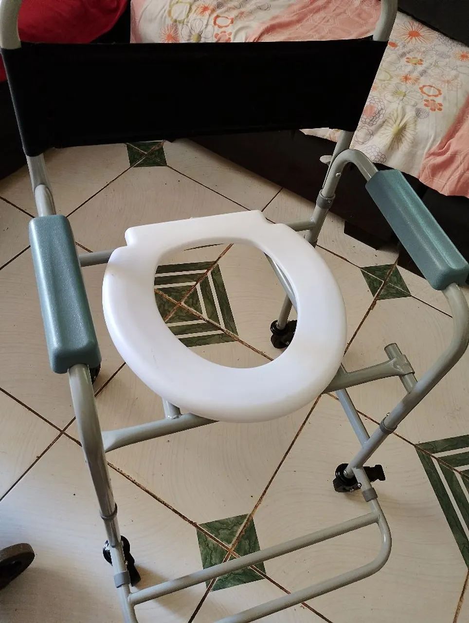 Vendo cadeira de banho nova - Foto 3