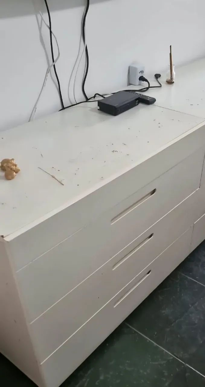 Cômoda com três gavetas e rodinhas em MDF