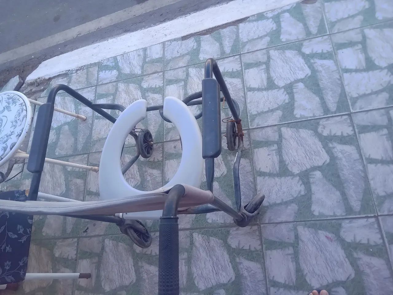 Vendo cadeira de banho - Foto 2
