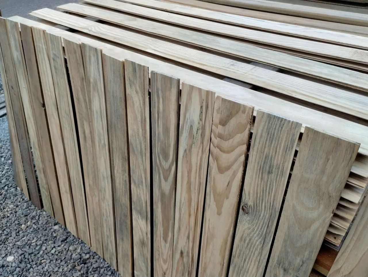 Natural pine ceiling panel489103941939374082