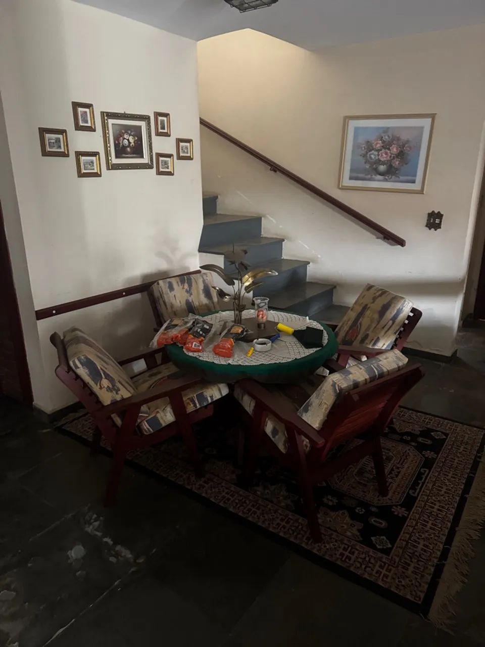 Mesa com 4 cadeiras 