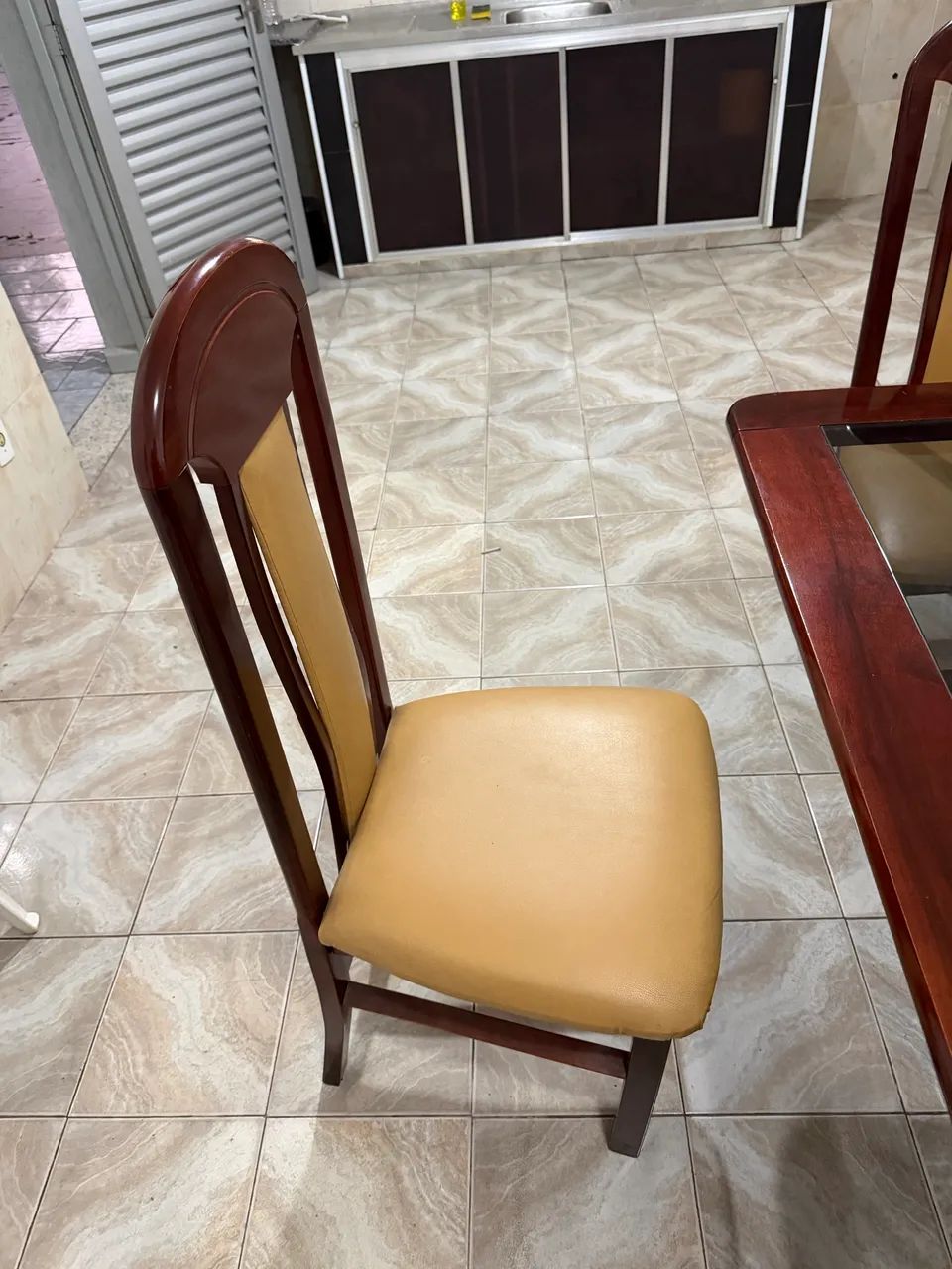 mesa de madeira 6 lugares com cadeiras  - Foto 3